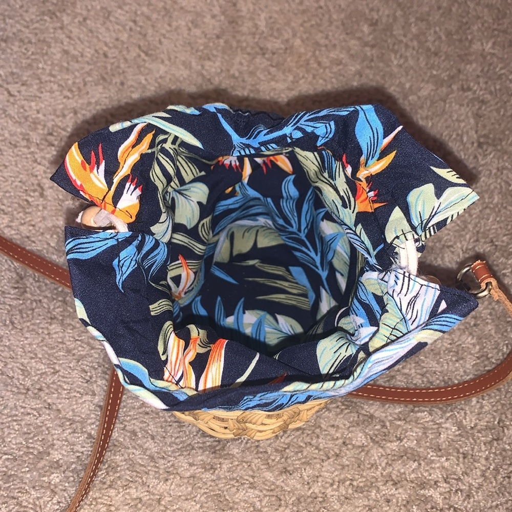 NWT Woven Basket Bag with Tassel Accents and Leather Strap - Picture 6 of 11